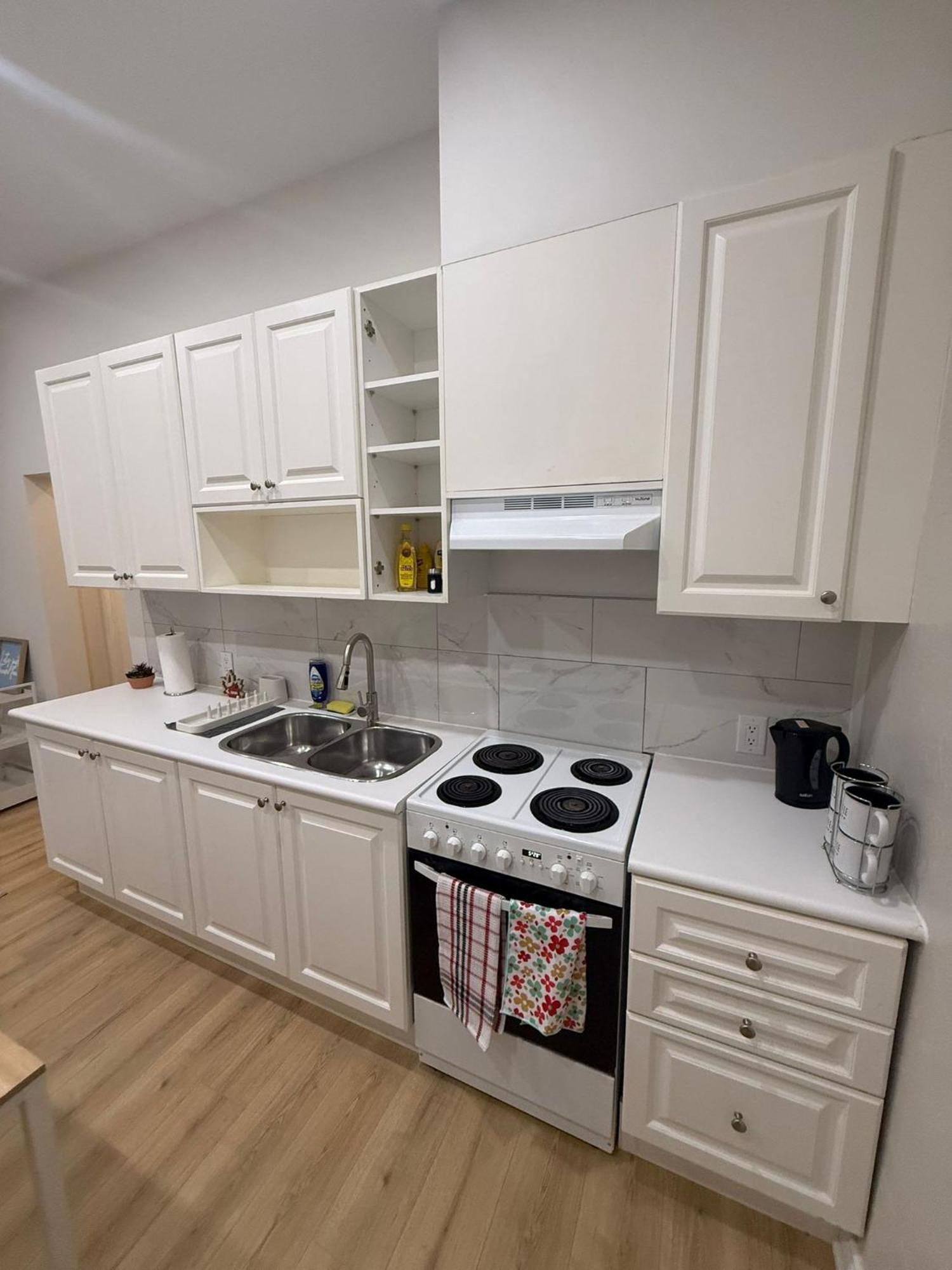 Homestay Maple Leaf Stay-walk To Uoft,dt,street Cars,bars,rom-free Wifi Toronto
