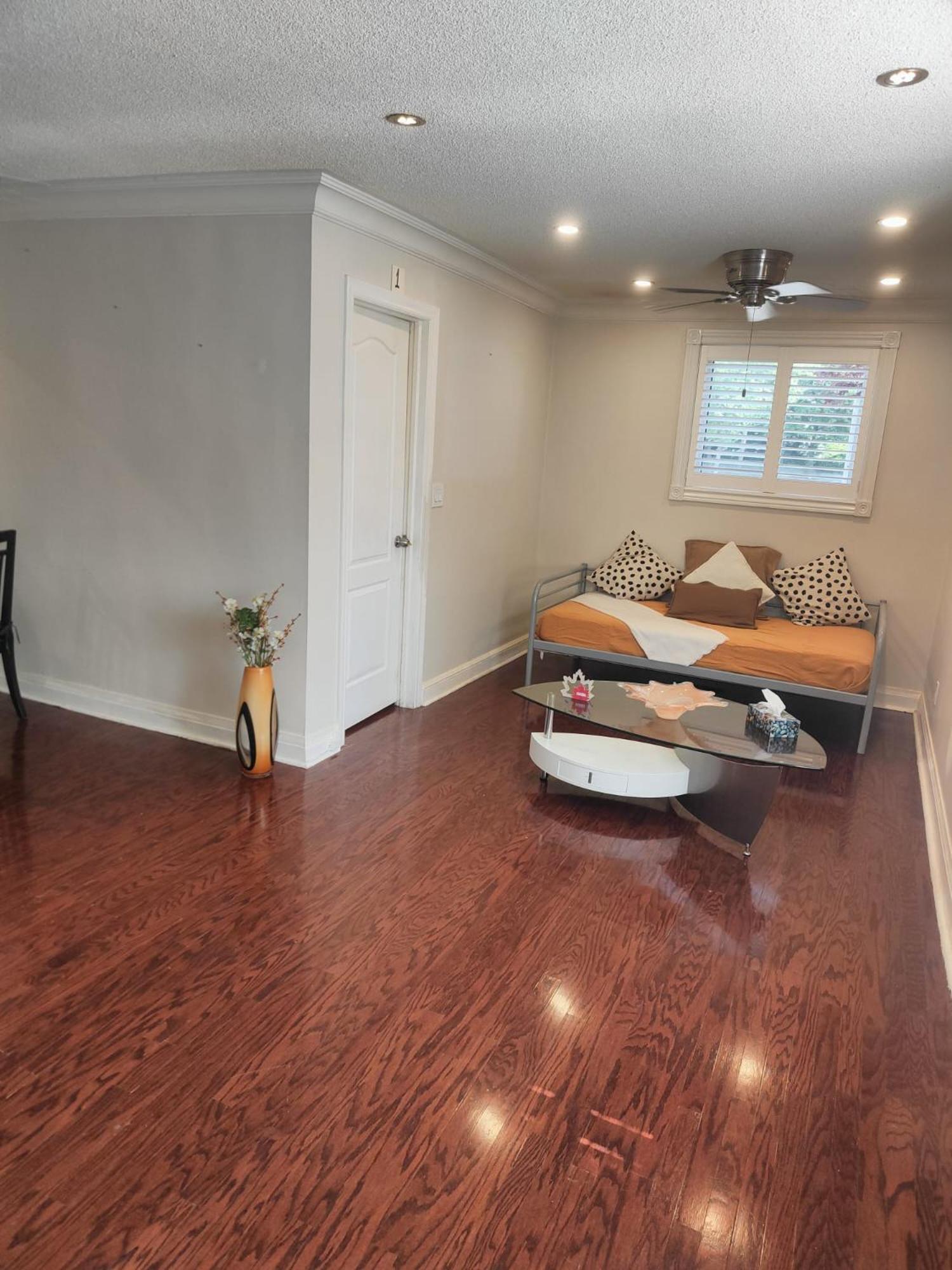Maple Leaf Stay-walk To Uoft,dt,street Cars,bars,rom-free Wifi Toronto